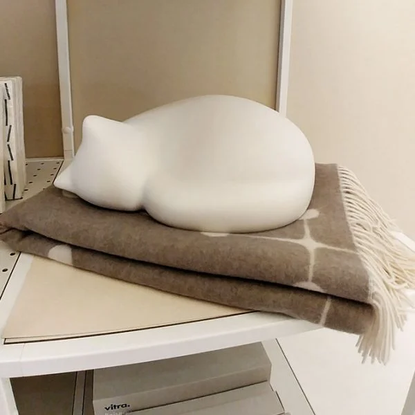 Resting Cat Vitra Blu-chiaro Front www.centocoseweb.com