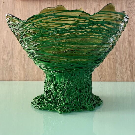 Vaso Ogiva in resina di colore Verde trasparente e pieno