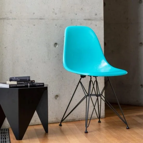 Eames-Fiberglass Side-Chair Turquoise Vitra ambientata