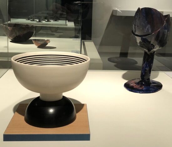 Alzata grande Bianco/nero Ettore Sottsass mostra ceramiche