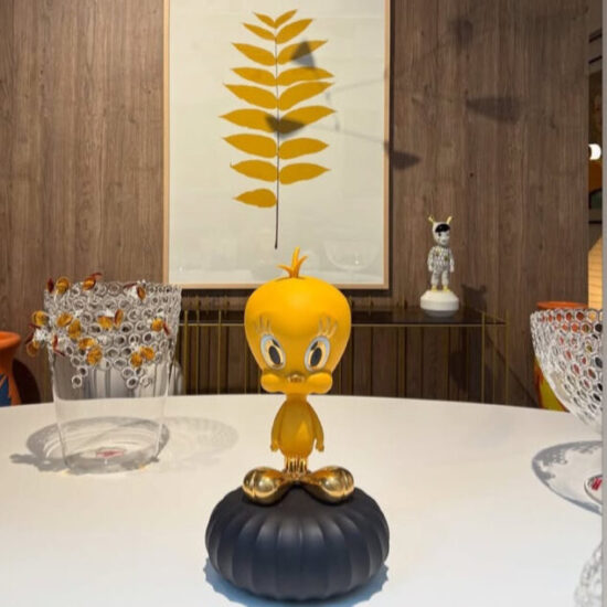 Vetrina di Centocose con Vaso Ape Regina e Scultura Titty