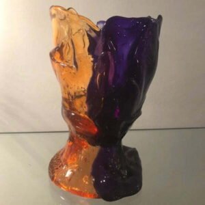 Dettaglio dei due colori del vaso Twing